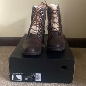 Sorel Phoenix Short Lace Cozy boots